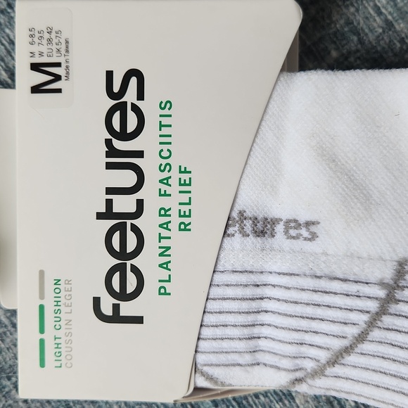 Feetures Plantar Fasciitis Relief Socks, 2 Pairs, Size M, White & Gray, NWT - Picture 3 of 3